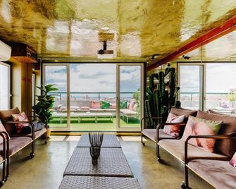 Lisbon Art Stay Hotel & Apartments - Lisbon - Living room
