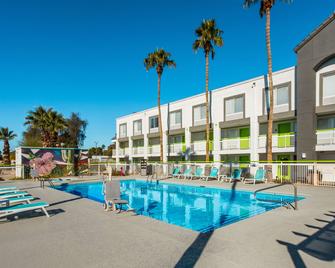 SureStay Plus Hotel by Best Western Scottsdale North - Scottsdale - Pool
