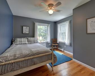 Berkshires Colonial on 2 Acres by Evergreen Home - Richmond - Bedroom