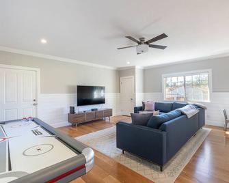 Great country property close to town and wineries in Sebastopol - Sebastopol - Living room