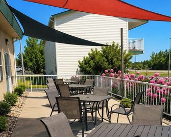 Voyager Inn - Saint Ignace - Innenhof