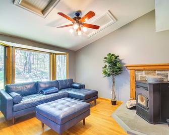 Lakefront New York Abode w/ Deck, Grill & Fire Pit - Mahopac - Living room