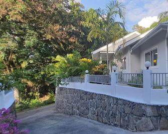Le Chant de Merle Holiday home - House for Family and Friends - Bel Ombre - Building