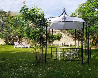 Le Pressoir, charming room near Chambord, Blois and Cheverny - 몬틸부 - 파티오