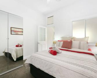 Milton Mews Red Townhouse - Auchenflower, pets - Brisbane - Bedroom