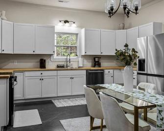 Bluffs of Blackwater, a Private Upscale Nature Retreat - Jasper - Kitchen