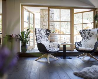 Post Alpina - Family Mountain Chalets - San Candido - Living room