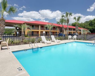 Super 8 by Wyndham Defuniak Springs - DeFuniak Springs - Piscina