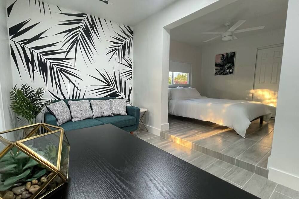 The Vice City Suite - Private stay with Free Parking in the Heart of Miami - מיאמי - חדר שינה