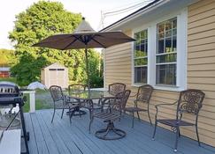 Historic Plank House Near Mount Sunapee - Goshen - Innenhof