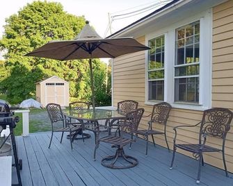 Historic Plank House Near Mount Sunapee - Goshen - Patio