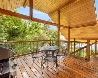 Loft--Walk to the Lake, College, Downtown, Centennial Trail and Park! - Coeur d'Alene - Balcony