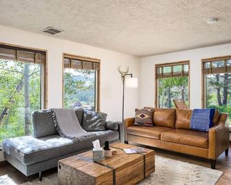 Owl Chalet - 1950's Cabin close to hiking, creek, and brewery! - Black Hawk - Living room