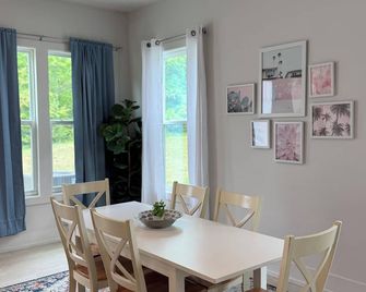 The Quiet Haven - Pool Table + Backyard - 7 Min to Uptown - Charlotte - Comedor