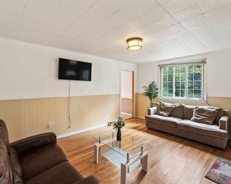 5mins to boyce park ski lodge, cozy family home - Monroeville - Living room