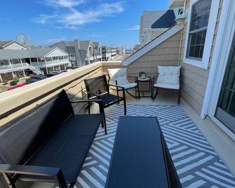 Brand New 2nd Floor Condo - Ocean Views from Porch, Steps to Beach! - Ocean City - Balcony