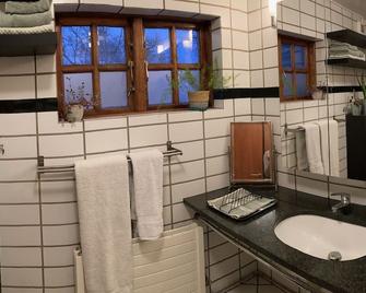 Bright and cosy studio apartment in a green area close to central Reykjavik - Reykjavik - Łazienka