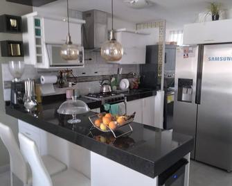 Elegant and quiet spacious 5 minutes from the beach - San Bartolo - Kitchen