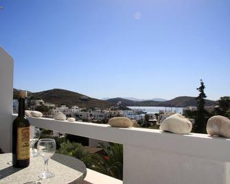 Armadoros Hotel / Ios Backpackers - Ios - Parveke