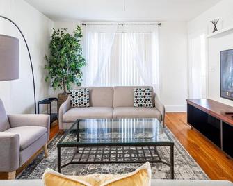 The B&W Haven 3BR private office by LI Ferry - Bridgeport - Living room