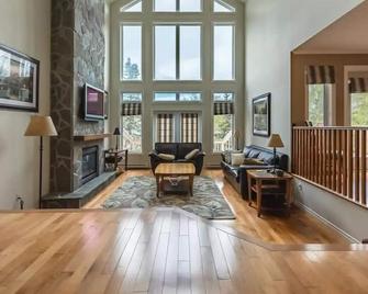Ski/Snowboard, Snowmobile, Fishing, Hunting, Hot Tub, Chalet - Corner Brook - Living room