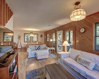 At Last: Pet-friendly Ocracoke home in quiet corner of the village - Ocracoke - Living room