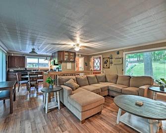 Lake Barkley Home Private Dock, Kayaks, Fire Pit! - Cadiz