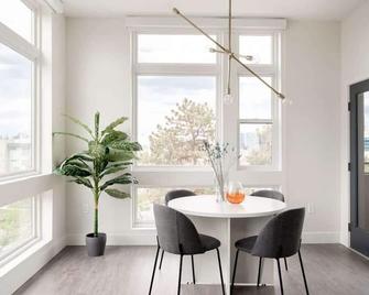 A Luxe Point of View - Pet-Friendly - Zuni Lofts - Denver - Dining room
