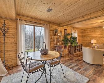 Charming Log Cabin at Double JJ Ranch Resort! - Rothbury - Dining room