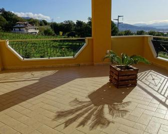 Casa Vacanze, Via Delle Margherite 3 - Montecorvino Pugliano - Balkon