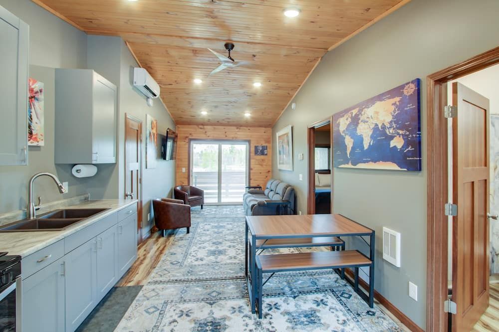 The 4th Overlook Seeps 4, In-between Crystal Mountain and Traverse City! WI-FI