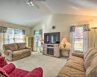 Central Harrisonburg Home w/ Fenced-In Yard! - Harrisonburg - Living room