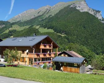 Holiday apartment Üntschenspitze - Gästehaus Margreth - Au - Building