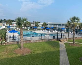 Bogue Shores, Unit 133. King bed. Pool side/new pool, Beach/Sound Access - Atlantic Beach - Pool