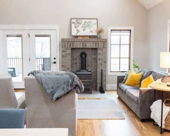 Peaceful 2-bedroom cabin with WiFi, AC in awesome Travelers Rest - Travelers Rest - Living room