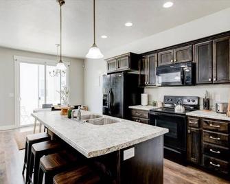Golf Course Close By Minutes From Uvu Byu - Orem - Kitchen