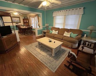 The Sprinkle Villa is located deep in the heart of the historic villages - Dauphin Island - Sala de estar