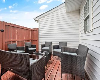 Hemingway’s Hideaway | 2BR w/ King + Pvt Patio - Fuquay-Varina - Balcón