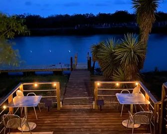 Safari Tent Glamping Minutes from SpaceX Launches - Brownsville - Patio