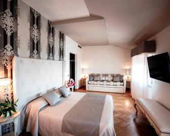 Hotel Bellevue - גארדונה ריביירה - חדר שינה