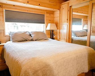 Beachfront Cabin – Pet-Friendly Romantic Escape w/ Views & Huge Deck - Sekiu - Habitación