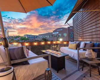 2BR Designer Condo on Trendy East 11th St, Downtown Austin - אוסטין - מרפסת