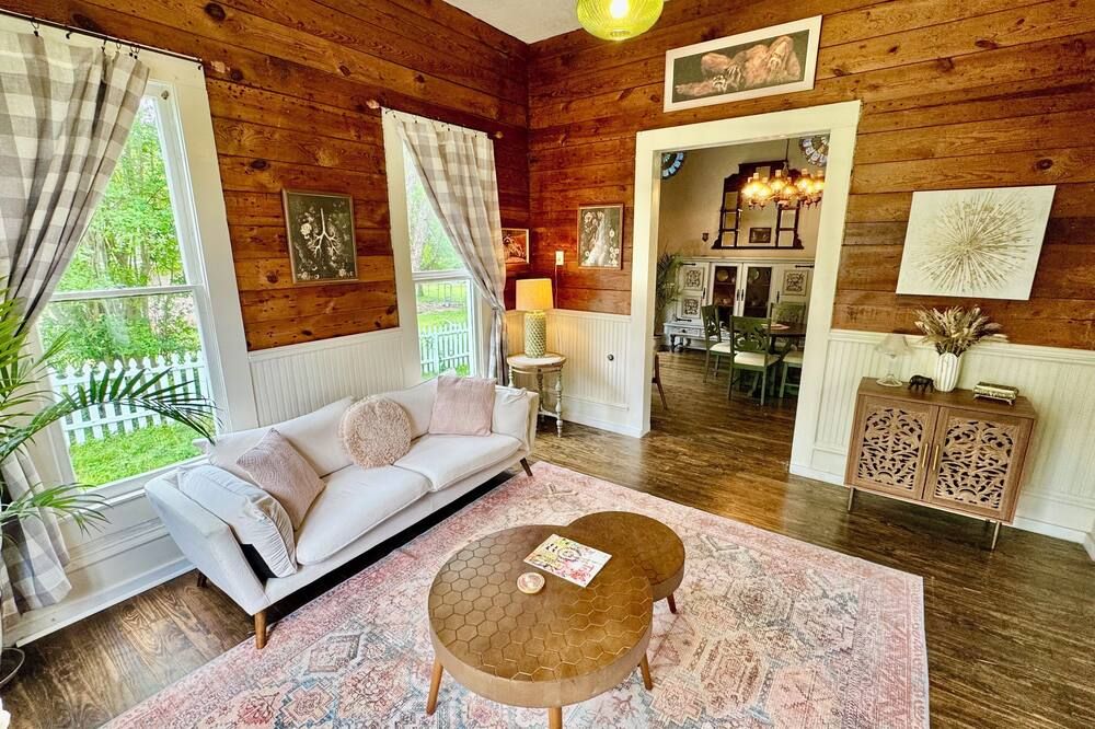 Beautiful 2-bedroom Victorian cottage for 6 near lake, casino, and downtown! - Livingston - Sala de estar