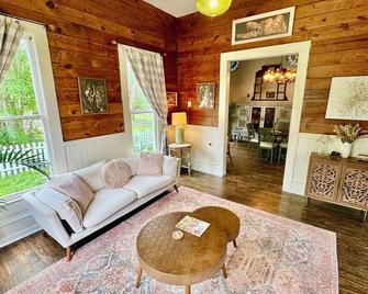 Beautiful 2-bedroom Victorian cottage for 6 near lake, casino, and downtown! - Livingston - Living room