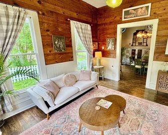 Beautiful 2-bedroom Victorian cottage for 6 near lake, casino, and downtown! - Livingston - Sala de estar