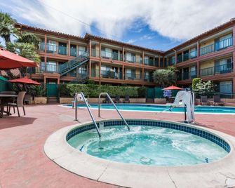818 Hotel + Pool - Woodland Hills - Pool