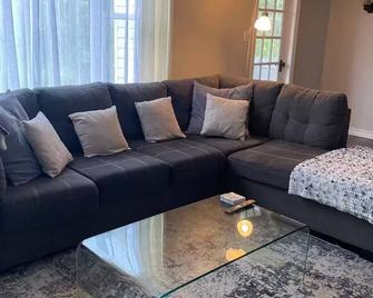 Quite 5 room home near the ocean in town - Stephenville - Sala de estar