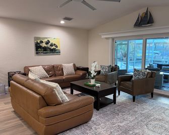 Beautiful Waterfront Home- large dock, huge patio, very close to the springs! - Homosassa - Sala de estar