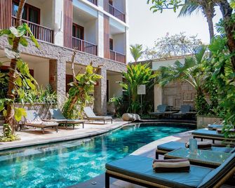 فندق أكانا البوتيكي - دنباسار - حوض السباحة