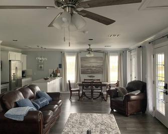 Cozy family bungalow perfect for a couple or family of four - Ardmore - Living room
